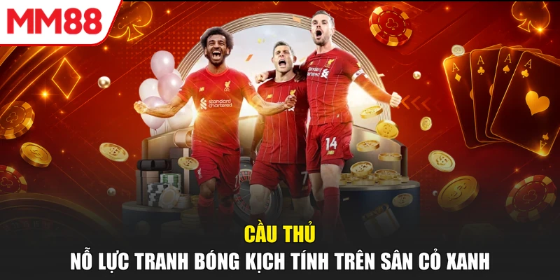 Cầu thủ nỗ lực tranh bóng kịch tính trên sân cỏ xanh